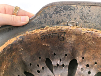 Stahlhelm Modell 1940 für Angehörige des Heeres. In allen Teilen original und zusammengehörig, undeutlich gestempelt ? 64.
