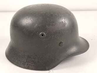 Stahlhelm Modell 1940 für Angehörige des Heeres. In allen Teilen original und zusammengehörig, undeutlich gestempelt ? 64.