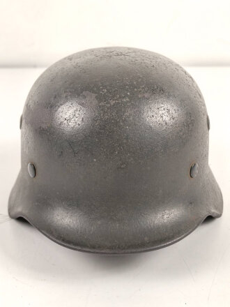 Stahlhelm Modell 1940 für Angehörige des Heeres. In allen Teilen original und zusammengehörig, undeutlich gestempelt ? 64.
