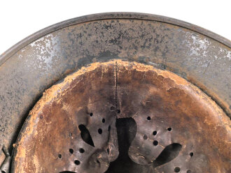 Stahlhelm Modell 1940 für Angehörige des Heeres. In allen Teilen original und zusammengehörig, undeutlich gestempelt ? 64.