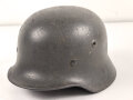 Stahlhelm Modell 1940 für Angehörige des Heeres. In allen Teilen original und zusammengehörig, undeutlich gestempelt ? 64.