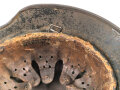 Stahlhelm Modell 1940 für Angehörige des Heeres. In allen Teilen original und zusammengehörig, undeutlich gestempelt ? 64.