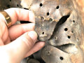 Stahlhelm Modell 1940 für Angehörige des Heeres. In allen Teilen original und zusammengehörig, undeutlich gestempelt ? 64.
