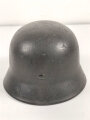 Stahlhelm Modell 1940 für Angehörige des Heeres. In allen Teilen original und zusammengehörig, undeutlich gestempelt ? 64.