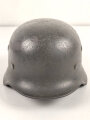 Stahlhelm Modell 1940 für Angehörige des Heeres. In allen Teilen original und zusammengehörig, undeutlich gestempelt ? 64.