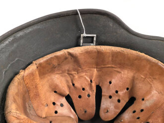 Stahlhelm Modell 1935 für Angehörige des Heeres. In allen Teilen original und zusammengehörig, 1940 überlackiert laut Vorschrift, danach nochmals mit einem dicken Anstrich versehen. Durch die Anstriche keine Stempelung erkennbar,