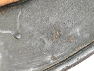 Stahlhelm Modell 1935 für Angehörige des Heeres. In allen Teilen original und zusammengehörig, 1940 überlackiert laut Vorschrift, danach nochmals mit einem dicken Anstrich versehen. Durch die Anstriche keine Stempelung erkennbar,