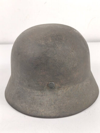 Stahlhelm Modell 1935 für Angehörige des Heeres. In allen Teilen original und zusammengehörig, 1940 überlackiert laut Vorschrift, danach nochmals mit einem dicken Anstrich versehen. Durch die Anstriche keine Stempelung erkennbar,