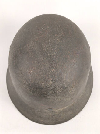 Stahlhelm Modell 1935 für Angehörige des Heeres. In allen Teilen original und zusammengehörig, 1940 überlackiert laut Vorschrift, danach nochmals mit einem dicken Anstrich versehen. Durch die Anstriche keine Stempelung erkennbar,