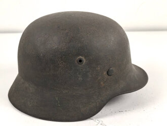 Stahlhelm Modell 1935 für Angehörige des Heeres. In allen Teilen original und zusammengehörig, 1940 überlackiert laut Vorschrift, danach nochmals mit einem dicken Anstrich versehen. Durch die Anstriche keine Stempelung erkennbar,