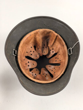 Stahlhelm Modell 1935 für Angehörige des Heeres. In allen Teilen original und zusammengehörig, 1940 überlackiert laut Vorschrift, danach nochmals mit einem dicken Anstrich versehen. Durch die Anstriche keine Stempelung erkennbar,