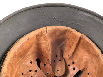 Stahlhelm Modell 1935 für Angehörige des Heeres. In allen Teilen original und zusammengehörig, 1940 überlackiert laut Vorschrift, danach nochmals mit einem dicken Anstrich versehen. Durch die Anstriche keine Stempelung erkennbar,