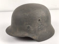 Stahlhelm Modell 1935 für Angehörige des Heeres. In allen Teilen original und zusammengehörig, 1940 überlackiert laut Vorschrift, danach nochmals mit einem dicken Anstrich versehen. Durch die Anstriche keine Stempelung erkennbar,
