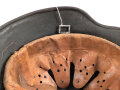 Stahlhelm Modell 1935 für Angehörige des Heeres. In allen Teilen original und zusammengehörig, 1940 überlackiert laut Vorschrift, danach nochmals mit einem dicken Anstrich versehen. Durch die Anstriche keine Stempelung erkennbar,
