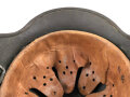 Stahlhelm Modell 1935 für Angehörige des Heeres. In allen Teilen original und zusammengehörig, 1940 überlackiert laut Vorschrift, danach nochmals mit einem dicken Anstrich versehen. Durch die Anstriche keine Stempelung erkennbar,