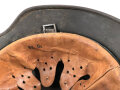 Stahlhelm Modell 1935 für Angehörige des Heeres. In allen Teilen original und zusammengehörig, 1940 überlackiert laut Vorschrift, danach nochmals mit einem dicken Anstrich versehen. Durch die Anstriche keine Stempelung erkennbar,