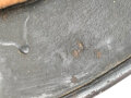 Stahlhelm Modell 1935 für Angehörige des Heeres. In allen Teilen original und zusammengehörig, 1940 überlackiert laut Vorschrift, danach nochmals mit einem dicken Anstrich versehen. Durch die Anstriche keine Stempelung erkennbar,