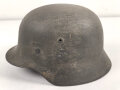 Stahlhelm Modell 1935 für Angehörige des Heeres. In allen Teilen original und zusammengehörig, 1940 überlackiert laut Vorschrift, danach nochmals mit einem dicken Anstrich versehen. Durch die Anstriche keine Stempelung erkennbar,