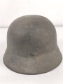 Stahlhelm Modell 1935 für Angehörige des Heeres. In allen Teilen original und zusammengehörig, 1940 überlackiert laut Vorschrift, danach nochmals mit einem dicken Anstrich versehen. Durch die Anstriche keine Stempelung erkennbar,