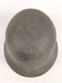 Stahlhelm Modell 1935 für Angehörige des Heeres. In allen Teilen original und zusammengehörig, 1940 überlackiert laut Vorschrift, danach nochmals mit einem dicken Anstrich versehen. Durch die Anstriche keine Stempelung erkennbar,