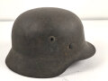 Stahlhelm Modell 1935 für Angehörige des Heeres. In allen Teilen original und zusammengehörig, 1940 überlackiert laut Vorschrift, danach nochmals mit einem dicken Anstrich versehen. Durch die Anstriche keine Stempelung erkennbar,
