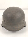 Stahlhelm Modell 1935 für Angehörige des Heeres. In allen Teilen original und zusammengehörig, 1940 überlackiert laut Vorschrift, danach nochmals mit einem dicken Anstrich versehen. Durch die Anstriche keine Stempelung erkennbar,