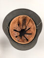 Stahlhelm Modell 1935 für Angehörige des Heeres. In allen Teilen original und zusammengehörig, 1940 überlackiert laut Vorschrift, danach nochmals mit einem dicken Anstrich versehen. Durch die Anstriche keine Stempelung erkennbar,