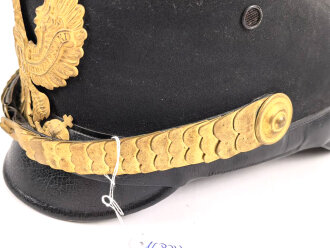 Preussen, Tschako für einen Offizier  Westfälisches Jäger-Bataillon Nr.7 " Bückeburger Jäger" . Spannungsriss im Zepter, sonst in sehr gutem Zustand. Ausnahmsweise kein Mottenschaden im Korpusbezug, im original zugehörigen Tschakokoffer,