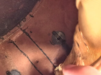 Preussen, Tschako für einen Offizier  Westfälisches Jäger-Bataillon Nr.7 " Bückeburger Jäger" . Spannungsriss im Zepter, sonst in sehr gutem Zustand. Ausnahmsweise kein Mottenschaden im Korpusbezug, im original zugehörigen Tschakokoffer,