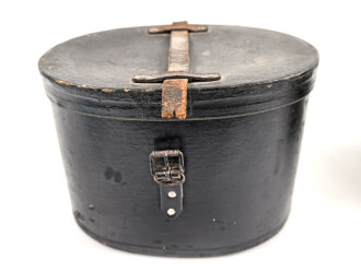 Preussen, Tschako für einen Offizier  Westfälisches Jäger-Bataillon Nr.7 " Bückeburger Jäger" . Spannungsriss im Zepter, sonst in sehr gutem Zustand. Ausnahmsweise kein Mottenschaden im Korpusbezug, im original zugehörigen Tschakokoffer,