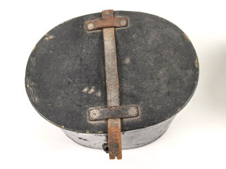 Preussen, Tschako für einen Offizier  Westfälisches Jäger-Bataillon Nr.7 " Bückeburger Jäger" . Spannungsriss im Zepter, sonst in sehr gutem Zustand. Ausnahmsweise kein Mottenschaden im Korpusbezug, im original zugehörigen Tschakokoffer,