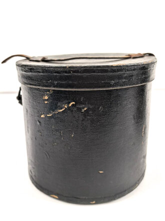Preussen, Tschako für einen Offizier  Westfälisches Jäger-Bataillon Nr.7 " Bückeburger Jäger" . Spannungsriss im Zepter, sonst in sehr gutem Zustand. Ausnahmsweise kein Mottenschaden im Korpusbezug, im original zugehörigen Tschakokoffer,