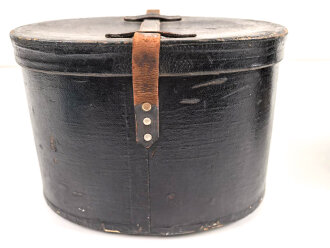 Preussen, Tschako für einen Offizier  Westfälisches Jäger-Bataillon Nr.7 " Bückeburger Jäger" . Spannungsriss im Zepter, sonst in sehr gutem Zustand. Ausnahmsweise kein Mottenschaden im Korpusbezug, im original zugehörigen Tschakokoffer,