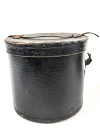 Preussen, Tschako für einen Offizier  Westfälisches Jäger-Bataillon Nr.7 " Bückeburger Jäger" . Spannungsriss im Zepter, sonst in sehr gutem Zustand. Ausnahmsweise kein Mottenschaden im Korpusbezug, im original zugehörigen Tschakokoffer,
