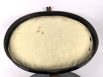 Preussen, Tschako für einen Offizier  Westfälisches Jäger-Bataillon Nr.7 " Bückeburger Jäger" . Spannungsriss im Zepter, sonst in sehr gutem Zustand. Ausnahmsweise kein Mottenschaden im Korpusbezug, im original zugehörigen Tschakokoffer,