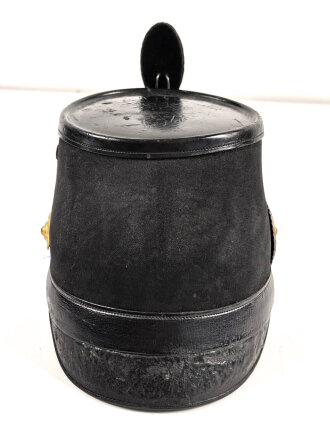 Preussen, Tschako für einen Offizier  Westfälisches Jäger-Bataillon Nr.7 " Bückeburger Jäger" . Spannungsriss im Zepter, sonst in sehr gutem Zustand. Ausnahmsweise kein Mottenschaden im Korpusbezug, im original zugehörigen Tschakokoffer,