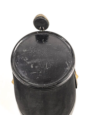 Preussen, Tschako für einen Offizier  Westfälisches Jäger-Bataillon Nr.7 " Bückeburger Jäger" . Spannungsriss im Zepter, sonst in sehr gutem Zustand. Ausnahmsweise kein Mottenschaden im Korpusbezug, im original zugehörigen Tschakokoffer,