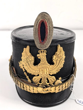 Preussen, Tschako für einen Offizier  Westfälisches Jäger-Bataillon Nr.7 " Bückeburger Jäger" . Spannungsriss im Zepter, sonst in sehr gutem Zustand. Ausnahmsweise kein Mottenschaden im Korpusbezug, im original zugehörigen Tschakokoffer,