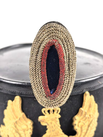 Preussen, Tschako für einen Offizier  Westfälisches Jäger-Bataillon Nr.7 " Bückeburger Jäger" . Spannungsriss im Zepter, sonst in sehr gutem Zustand. Ausnahmsweise kein Mottenschaden im Korpusbezug, im original zugehörigen Tschakokoffer,