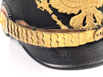Preussen, Tschako für einen Offizier  Westfälisches Jäger-Bataillon Nr.7 " Bückeburger Jäger" . Spannungsriss im Zepter, sonst in sehr gutem Zustand. Ausnahmsweise kein Mottenschaden im Korpusbezug, im original zugehörigen Tschakokoffer,