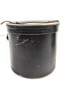 Preussen, Tschako für einen Offizier  Westfälisches Jäger-Bataillon Nr.7 " Bückeburger Jäger" . Spannungsriss im Zepter, sonst in sehr gutem Zustand. Ausnahmsweise kein Mottenschaden im Korpusbezug, im original zugehörigen Tschakokoffer,