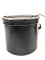 Preussen, Tschako für einen Offizier  Westfälisches Jäger-Bataillon Nr.7 " Bückeburger Jäger" . Spannungsriss im Zepter, sonst in sehr gutem Zustand. Ausnahmsweise kein Mottenschaden im Korpusbezug, im original zugehörigen Tschakokoffer,