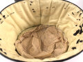 Preussen, Tschako für einen Offizier  Westfälisches Jäger-Bataillon Nr.7 " Bückeburger Jäger" . Spannungsriss im Zepter, sonst in sehr gutem Zustand. Ausnahmsweise kein Mottenschaden im Korpusbezug, im original zugehörigen Tschakokoffer,
