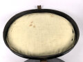 Preussen, Tschako für einen Offizier  Westfälisches Jäger-Bataillon Nr.7 " Bückeburger Jäger" . Spannungsriss im Zepter, sonst in sehr gutem Zustand. Ausnahmsweise kein Mottenschaden im Korpusbezug, im original zugehörigen Tschakokoffer,