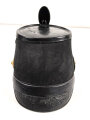 Preussen, Tschako für einen Offizier  Westfälisches Jäger-Bataillon Nr.7 " Bückeburger Jäger" . Spannungsriss im Zepter, sonst in sehr gutem Zustand. Ausnahmsweise kein Mottenschaden im Korpusbezug, im original zugehörigen Tschakokoffer,