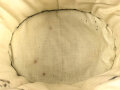 Preussen, Tschako für einen Offizier  Westfälisches Jäger-Bataillon Nr.7 " Bückeburger Jäger" . Spannungsriss im Zepter, sonst in sehr gutem Zustand. Ausnahmsweise kein Mottenschaden im Korpusbezug, im original zugehörigen Tschakokoffer,