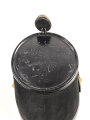 Preussen, Tschako für einen Offizier  Westfälisches Jäger-Bataillon Nr.7 " Bückeburger Jäger" . Spannungsriss im Zepter, sonst in sehr gutem Zustand. Ausnahmsweise kein Mottenschaden im Korpusbezug, im original zugehörigen Tschakokoffer,