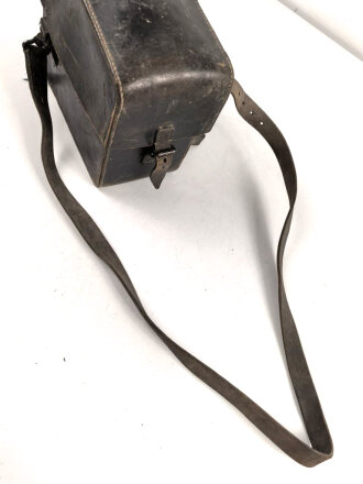 Pionier, Tasche zum Glühzündapparat 37 der Wehrmacht. Ungereinigtes Stück, der Trageriemen original und zugehörig