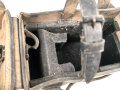Pionier, Tasche zum Glühzündapparat 37 der Wehrmacht. Ungereinigtes Stück, der Trageriemen original und zugehörig