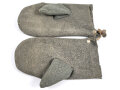 Paar gefütterte Winterhandschuhe. Höchstwahrscheinlich aus der Zeit des 1. Weltkrieg. Ungereiniogtes Paar , beschädigt